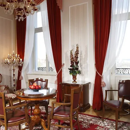 布里斯托宫酒店 酒店 卡罗维发利